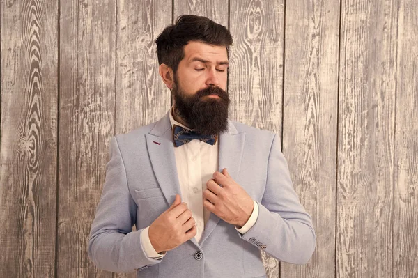 Um tipo bem preparado, bonito e barbudo, usa smoking. Roupa de casamento romântica. Um barbeiro de estilo cavalheiro. Barbearia oferta gama de pacotes para o noivo. Conceito de barbearia. Barba e bigode — Fotografia de Stock