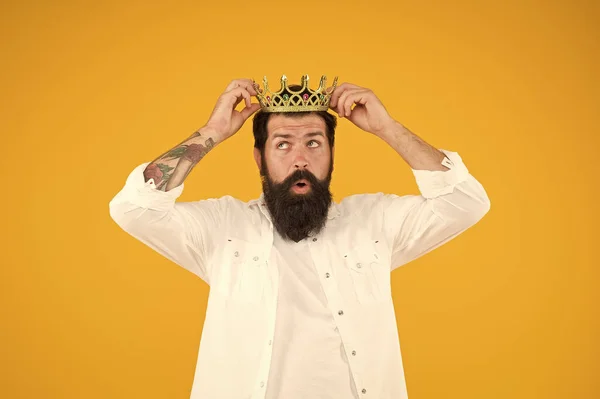 Känsla av själv betydelse. Vacker skäggiga Guy King. Semester karneval firande. Superstar-konceptet. Bearded Man King kostym Party. Överlägsenhet komplex. Älska dig själv. Konungen av partit. Kostympartiet — Stockfoto