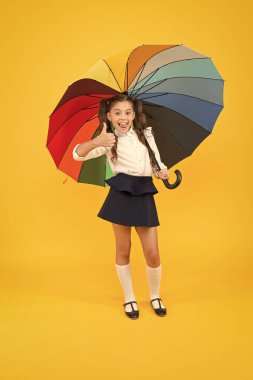 Moda aksesuarı. Yağmurlu Eylül. Yağmurlu bir gün için aksesuar. Kuru kal. Süslü bir kız öğrenci. Şemsiyeli kız. Yağmurlu bir gün. Mutlu çocukluk. Gökkuşağı tarzı. Şemsiyeyle mutlu bir çocuk. Sonbahar hava durumu tahmini