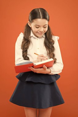 Kompozisyon ya da notlar yaz. İnceleme için ilham. Okula dönelim. Bilgi toplama günü. Öğrenci kız ders çalışmayı sever. Okul üniforması çalışma kitabını tutuyor. Okul dersi. Ödev yapan çocuk. Kariyerin burada başlıyor.