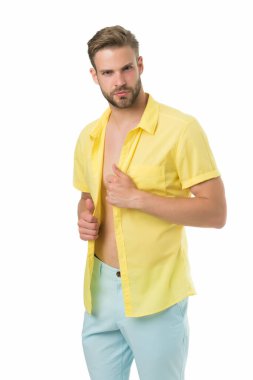 Cinselliğine güveniyor. Seksi adam soyunuyor. Seni baştan çıkarıyorum. Tıraşsız, maço, düğmesiz gömlek. Sıradan bir yakışıklılık. Genç bir adamın moda portresi. Sabah erkek bakımı. yaz ve bahar koleksiyonu