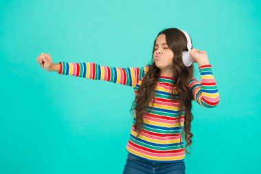 Hip hop kızı. Küçük kız kulaklıkla müzik dinliyor. Mutlu dansçı çocuk. Genç çocuk pozitifliğini ifade ediyor. İyimser liseli kız renkli kıyafetler giyiyor. En iyi yaz vuruşları. Olumlu yönde. Dalgamı yakala