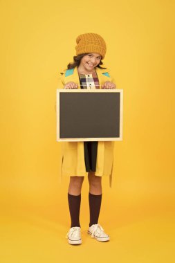 Sadece ilgili bilgiler. Tebeşir tahtası olan modern kız öğrenci. Okul kız sevimli öğrenci karatahta kopyalama alanı tutun. Okul duyuru konsepti. Okul hayatında değişiklikler. Okul programı bilgileri