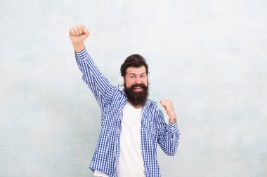 Kendimi hiç bu şekilde açmamıştım. Adam en sevdiği şarkıyı seviyor. Müzik benim hayatım. Hippi kulaklık takıyor. Sesden esinlenilmiştir. Kablosuz kulaklıkla müziğin tadını çıkar. Mutlu sakallı adam. Müzik hobisi. Benimle şarkı söyle.
