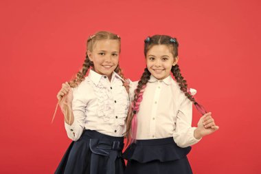 En iyi arkadaşlar mükemmel öğrenciler. Schoolgirls düzenli görünüm sizinle tanışmak için sevindim. Okulda yeni arkadaşlar edinin. Okul arkadaşlığı. Okul daha eğlenceli olmalı. Sevimli saç modeli ve mutlu gülümsüyor ile Schoolgirls