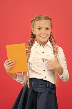 Eğlenceli eğitim için sevimli kırtasiye satın alın. Kırtasiye saplantısıyla ünlü kızlar. Çocuk okul üniforması tutma defteri. Kırtasiye hayranı. Liseli kız not defterini gösteriyor. Okul malzemeleri kavramı. Okul kırtasiye