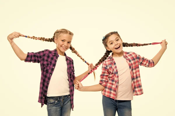 Un pelo tan largo. Las niñas felices llevan el pelo trenzado. Lindas trenzas de pelo de retención de niños pequeños. Lujosas extensiones de cabello. Peluquería para niños — Foto de Stock