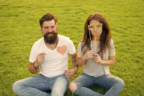 Casal no amor adereços de cabine de jovens alegres. Pessoas emotivas. Casal namoro. Casal despreocupado se divertindo gramado verde. Homem barbudo hipster e bonita mulher rostos alegres. Jornada da juventude. Entretenimento de verão — Fotografia de Stock