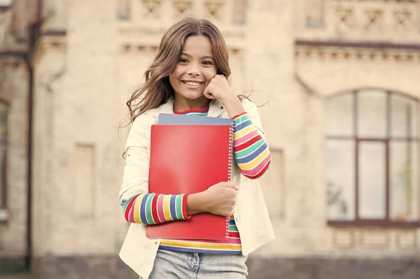 Usmívající se studentka školy drží učebnice pro studium. Vzdělání pro nadané děti. Úspěšný žák. Chodit na další kurz k hlubšímu učení. Školní vzdělání. Moderní vzdělávání — Stock fotografie