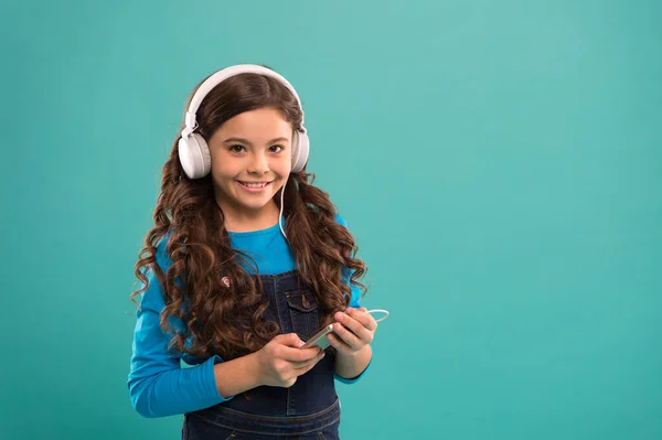 Aparatos modernos. Disfruta del concepto musical. Aplicación de música. Audio libro. Contenido educativo. Estudie lecciones de audio del idioma. Chica escuchar música modernos auriculares y teléfonos inteligentes. Escucha gratis. Suscripción musical — Foto de Stock