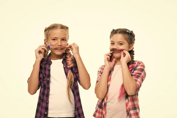 Cujo bigode é melhor. As meninas usam penteados entrançados. As raparigas felizes divertem-se. Meninas bonitos sorrir com olhar engraçado. Meninas pequenas em estilo casual isolado no branco. Moda e beleza — Fotografia de Stock