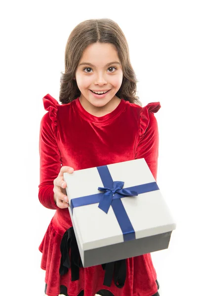 Celebrando o dia especial da vida. Aniversário menina isolada no branco. A criança feliz recebeu um presente de aniversário. Aniversário. Celebração de férias. Feliz aniversário para você — Fotografia de Stock