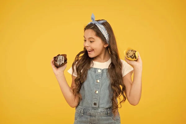 Retro menina muffin fundo amarelo. crianças felizes adoram sobremesas. alimentação saudável e dieta. mais calorias. Feliz bolo de aniversário. Loja de doces. Conceito de padaria e confeitaria. Conceito de dente doce — Fotografia de Stock