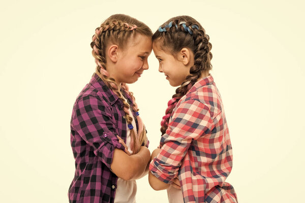 Упрямая концепция. Упрямые дети. Разногласия и упрямство. Девушки оскорбляли друзей. Дети-сестры выглядят строго. Упрямый характер. Девушки сложили руки на груди выглядит серьезным белым фоном
