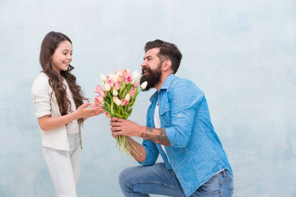 C'est pour toi, petite princesse. jour de la famille. passer du temps ensemble. Ma fille prend des tulipes. heureux père a reçu un cadeau le jour des pères. 8 mars. Joyeuse journée des femmes. papa donner des fleurs à une petite fille en vacances. — Photo