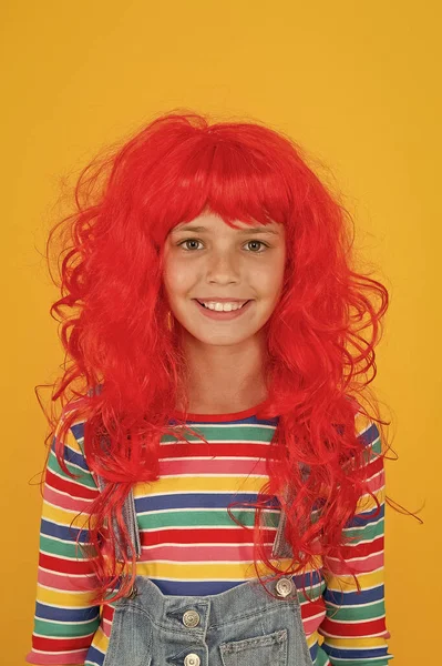 Galen rödhårig peruk. Rörig frisyr. Kid glad leende lycklig rödhårig flicka. Jag är ingefära och stolt över det. Rödhårig stereotyper. Rödhåriga är inte några varelser med magiska själ sugande befogenheter — Stockfoto