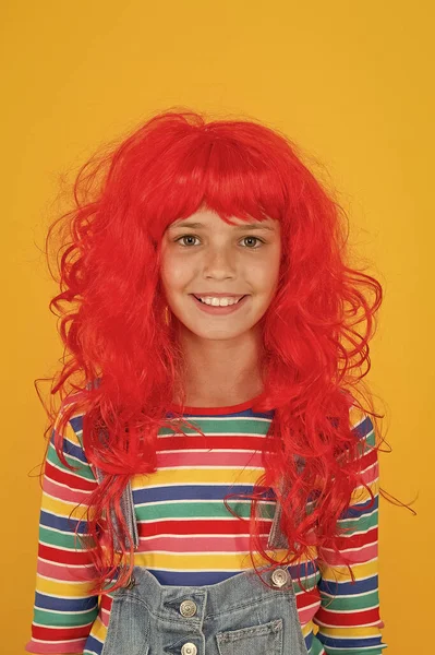 Uma peruca ruiva louca. Penteado sujo. Miúdo alegre sorrindo menina ruiva feliz. Eu sou gengibre e orgulhoso disso. Estereótipos ruivos. Ruivas não são algumas criaturas com poderes mágicos de sucção de alma — Fotografia de Stock