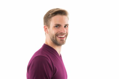 Mutlu ve kendinden emin bir adam. Kendi stilistin. Beyaz bir kazak giymişti. Erkek güzellik portresi. Çekici yakışıklı. Adamın keyfi yerinde. Adam mor kazak giyiyor. Boşluğu kopyala