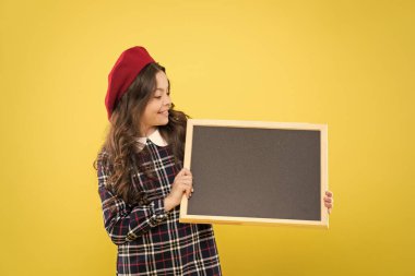 Seni bilgilendirir. Beklenmeyeni bekle. Çocuk promosyon bilgi panosu. Bilgi için yer. Kız boş tahta tutuyor. Reklam ürün kopyalama alanı. Okul konseptine geri dönelim. Okul bilgileri