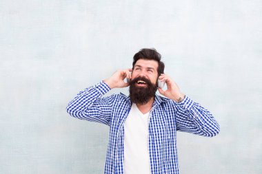 Melodi. Modern kulaklık konsepti. Kulaklık dinleyen bir adam. Mükemmel ses. Motivasyon için müziği dinle. Favori şarkı listesi. Kablosuz teknoloji. Ses kitabı. Duygusal hippi. Müzik servisi