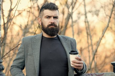 Ara ver, kahve iç. İş adamı teneffüste kahve içer. Acımasız hipster kahve molasının tadını çıkarıyor. Mola zamanı. - Günaydın. Kahvaltıda. İç ve ye.