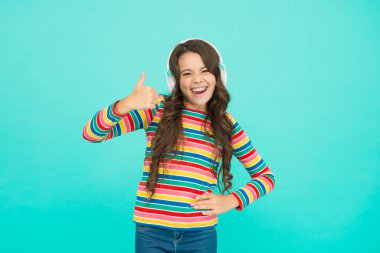 Bu en iyisi. Onun özel çalma listesi. Küçük kız kulaklıkla müzik dinliyor. Çocuklar için ses kitabı. Ergen çocuk pozitifliğini ifade eder. Liseli kız renkli kıyafetler giyer. Favori sürüş pisti. pozitif tonda