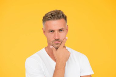Kendi güzelliği ile meşgul. Adam olgun, iyi görünümlü bir model. Saç şampuanı. Yaşlanmaya saygı duy. Kır saçlı. Gri köklerle uğraş. Çekici, bakımlı, sakallı bir adam. Berber ve kuaför.
