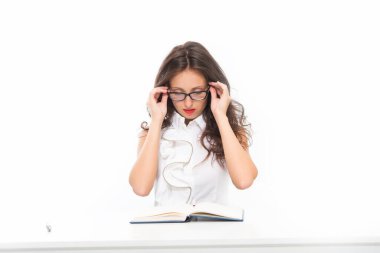 Okuma arzusu. Kadın haklarını öğren. İş koçu. Zeki öğretmen beyazla izole edilmiş. Öğrenci kursları. Ofisteki iş kadını. Yetişkinler için eğitim. Çalışmaya devam. Dil çalış. Kız öğrenci çalışması