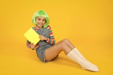 Anime çizgi romanları. Çizgi roman dükkanı. Anime hayranıyım. Parlak renkli peruk neşeli çocuk. Cosplay parti konsepti. Mutlu çocukluk konsepti. Hobi ve ilgi. Edebiyat okuyorum. Geek kız çizgi roman dergisi okuma