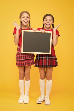 Okul kulübüne katıl. Öğrenciler cemiyeti. Amigoluk dersleri. Okul programı. Okullu kızlar şirin öğrenciler kırmızı üniformalı, karatahta fotokopi odası var. Okul duyurusu konsepti. Sınıf Arkadaşları Girişim Takımı