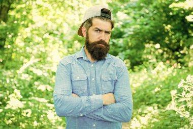 Dünya günü. Doğa eko hareketini koruyun. Eko yaşam tarzı kavramı. Doğayı keşfedin. Ortamı kaydedin. Eko aktivist. Güneşli ormanda adam yakışıklı sakallı adam. Çevreile birleşmiş. Yeşil git taze düşünmek