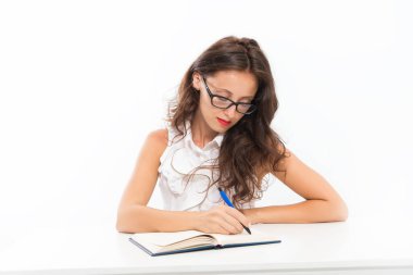 Çalışmaya devam. Dil çalış. Kız çalışması. Kişisel günlük. Okuma arzusu. İş koçu. Zeki öğretmen beyazla izole edilmiş. Öğrenci kursları. Ofisinde kitabı olan bir iş kadını. Yetişkinler için eğitim