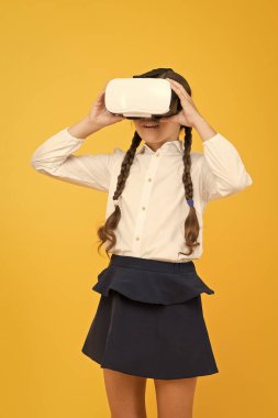 Gerçek sınıflarda sürükleyici sanal gerçekliğe bakış. Dijital deneyimleri öğrenme ve oluşturma şeklimizi değiştiriyoruz. Dijital sanal gelecek ve yenilik. Vr kulaklığı olan küçük çocuk. Sanal eğitim