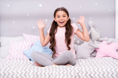 Mutlu rüyalar. Mutlu çocuk yatakta oturur. Mutlu bakışlı küçük bir çocuk. Mutlu çocukluğun tadını çıkarıyorum. Çocukluk mutluluğu. Boş zaman ve dinlenme zamanı. Uyku vakti. Yatma vakti. Kaygısız ve neşeli olmak