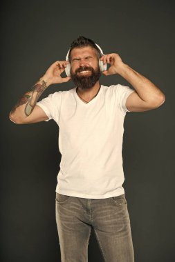 Hobi konsepti. Mükemmel ses. Motivasyon için müziği dinle. Favori şarkı listesi. Kablosuz kulaklıklar. Modern kulaklık konsepti. Yetişkin, yakışıklı, müzik kulaklığı takan bir adam. Şarkı sözleri.