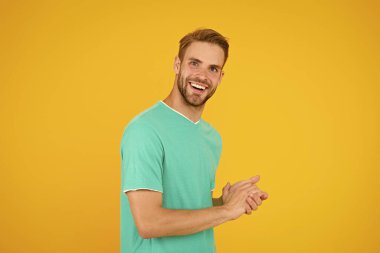 Üstteymişim gibi hissediyorum. Mükemmel görünüyor. Seksi sakallı adam sarı arka plan. Tıraşsız adam pozitifliğini ifade eder. Süslü tüyleri var. Sadece mutluluğu hisset. Yakışıklı adamın keyfi yerinde. erkek yüz bakımı