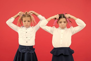 Okulda yeni arkadaşlar edinin. Okul arkadaşlığı. Okul daha eğlenceli olmalı. Sevimli saç stili ve üzgün yüzleri ile Schoolgirls. En iyi arkadaşlar mükemmel öğrenciler. Schoolgirls düzenli görünüm üzgün ve yorgun