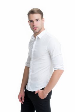 Yakışıklı ve çekici. Beyaz tenli yakışıklı adam. Tarz sahibi adam yakışıklı görünüyor. Erkekler tımar ediliyor. Moda ve tarz. Kendinden emin ve yakışıklı.