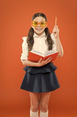 Mutlu küçük kız öğrenci dersiçin hazır. Kitaplı sevimli çocuk. Sadece hiçbir şey bilmediğini bilen bilgelik. Yabancı dil eğitimi. Edebiyat çalışma. Öğrenci çalışmayı sever. Küçük kız onu okul zaman zevk