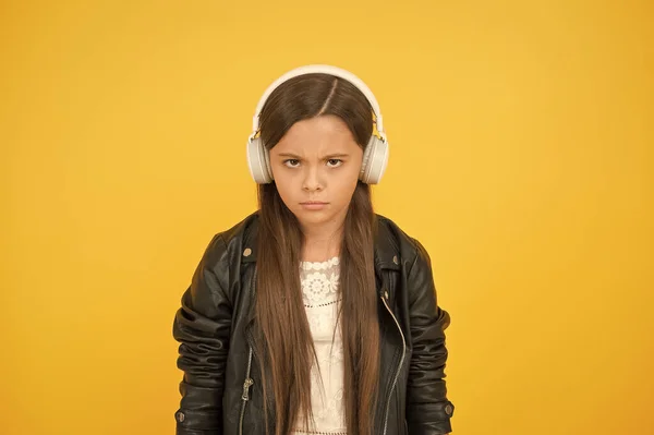 Percezione dei suoni. Imparare i testi. Le tendenze musicali plasmano il futuro. Gusto musicale. Accessorio musicale. Negozio di gadget. Bambina ascoltando musica cuffie wireless. Suono stereo. Educazione musicale — Foto Stock