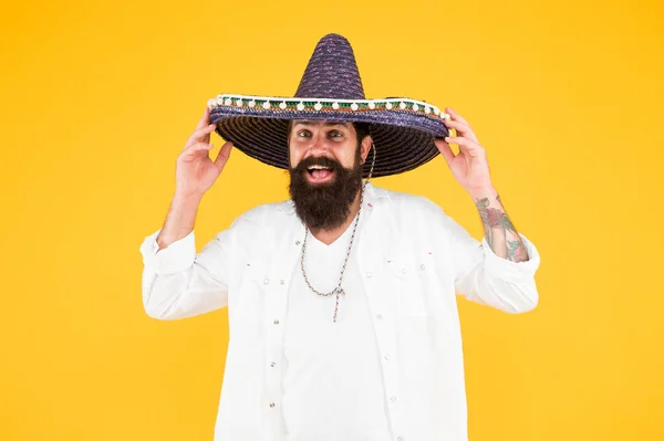 Vrolijk humeur. Mexicaanse tradities. Verken de Mexicaanse cultuur. Vier traditionele Mexicaanse vakantie. Gelukkige man in sombrero souvenir strohoed. Plan zomervakantie. Toerisme. Hipster heeft plezier — Stockfoto