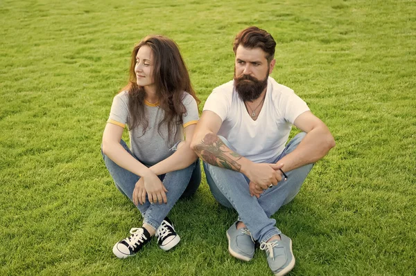 Her şeyi birlikte yapıyoruz. parkta yaz dinlenmek. sevimli kız ve sakallı adam hipster yeşil çim üzerinde. romantik çift birlikte eğleniyor. aşık çift. sevgililer günü. mükemmel bir tarih. aile hafta sonu — Stok fotoğraf