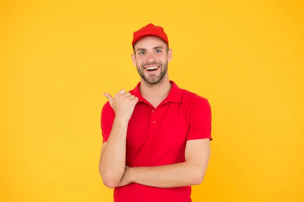 Correo del trabajador. Un hombre amigable con uniforme. retrato del repartidor sonriente. concepto de trabajo y personas. su primer trabajo. trabajo a tiempo parcial para el estudiante. Feliz conserje masculino. Conserje sonriente en uniforme en la oficina — Foto de Stock