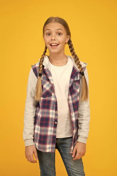 Hipster parede amarela menina. escola menina estilo casual. Outono criança moda. criança bonito cabelo loiro. felicidade infantil. feliz dia das crianças. jaqueta quadriculada menina pequena. Nascido para ser o melhor — Fotografia de Stock