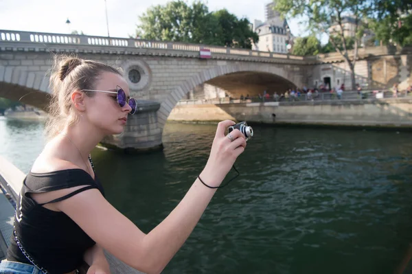 Melhor câmera para turistas. Fotógrafo bonito tirar fotos do rio da cidade. Menina sexy atirar com câmera. Câmera de viagem compacta. Câmera para fotografar viagens em férias. Viagens e férias — Fotografia de Stock