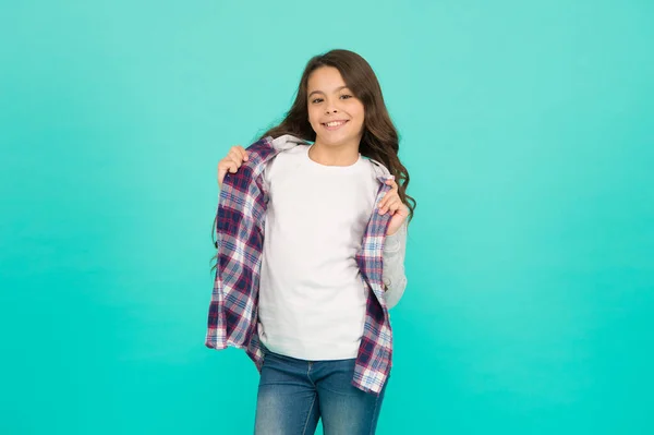 Aangename emoties. stijlvolle tiener meisje turquoise achtergrond. Mooi tienermeisje met lang haar, mode. kinderkappersconcept. Terug naar school. Studio shot van blij kind. kindergeluk — Stockfoto