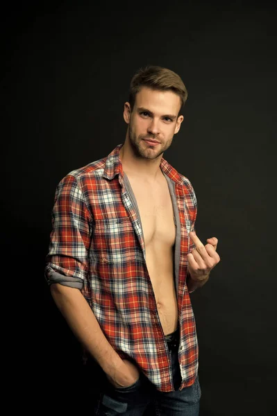 Vete al infierno. Guapo chico grosero. Sexy macho. Un tipo brutal. Atractivo hombre confiado cara muestran dedo medio gesto brutal. Concepto de rasgos masculinos. Moda y belleza masculina. Comportamiento brutal. Expresión — Foto de Stock