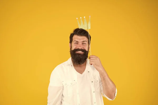 Smiling happy king. brutal bearded man king. Costume party. happy birthday. hipster booth props yellow background. ready for fun. bearded man party crown. king of party. royal style — ストック写真