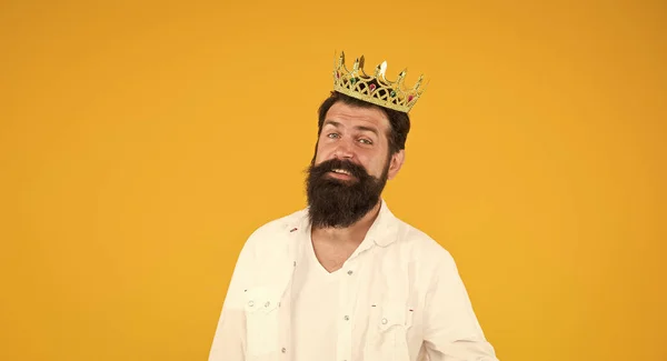 Celebración del carnaval navideño. Concepto de superestrella. Fiesta de disfraces de hombre barbudo rey. Sentido de auto importancia. Hermoso rey barbudo. Complejo de superioridad. Ama tú mismo. Rey de la fiesta. Fiesta de disfraces —  Fotos de Stock