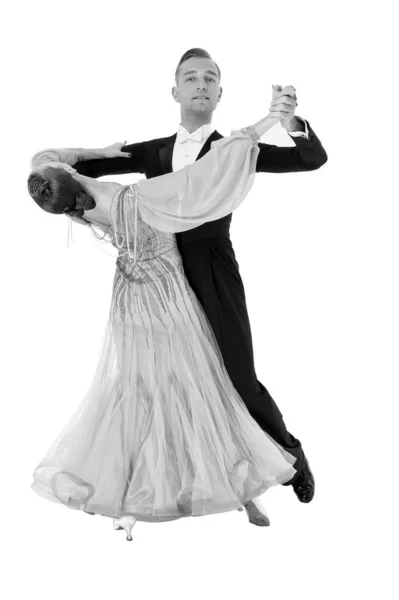 Ballrom dança casal em uma dança pose isolado no fundo preto — Fotografia de Stock